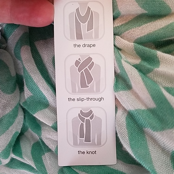 NWT- MINT GREEN & WHT CHEVRON PRINT SCARF - Picture 6 of 6